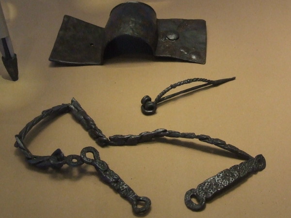 Schildbuckel, Mantelfibel und Schwertkette aus einem Kriegergrab.